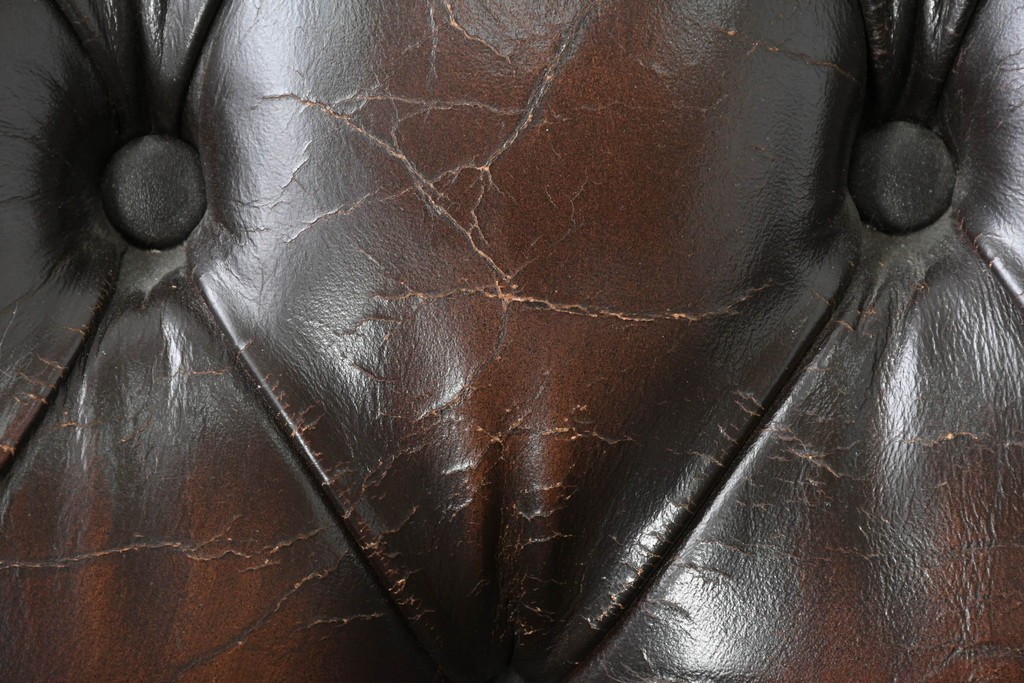 【簡易リペア限定品】　イギリスアンティーク　チェスターフィールド　ボタン留めとロールアームがクラシカルな1人掛けソファ　(R-088200)