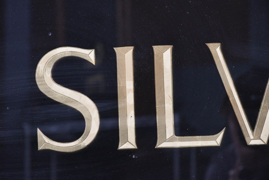 【簡易リペア限定品】イギリスヴィンテージ　ガラス裏文字　SILVERSMITHSのレタリングが目を引く看板　(R-088201)