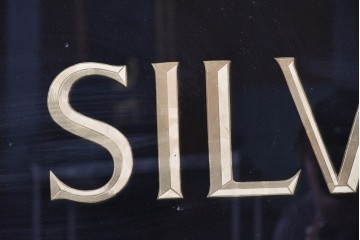 【簡易リペア限定品】イギリスヴィンテージ　ガラス裏文字　SILVERSMITHSのレタリングが目を引く看板　(R-088201)