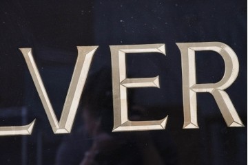 【簡易リペア限定品】イギリスヴィンテージ　ガラス裏文字　SILVERSMITHSのレタリングが目を引く看板　(R-088201)