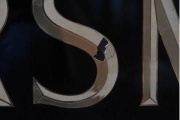 【簡易リペア限定品】イギリスヴィンテージ　ガラス裏文字　SILVERSMITHSのレタリングが目を引く看板　(R-088201)