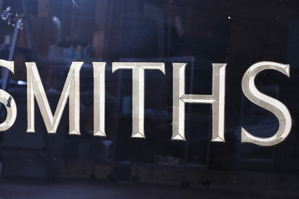 【簡易リペア限定品】イギリスヴィンテージ　ガラス裏文字　SILVERSMITHSのレタリングが目を引く看板　(R-088201)