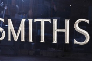 【簡易リペア限定品】イギリスヴィンテージ　ガラス裏文字　SILVERSMITHSのレタリングが目を引く看板　(R-088201)