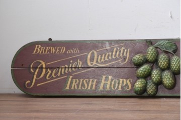 【簡易リペア限定品】　イギリスアンティーク　希少　著名工房作品　英国伝統サインペイント　ホップを描いた立体彫刻入り「Caffrey's IRISH ALE(カフリーズ)」のショップサイン　(R-088205)