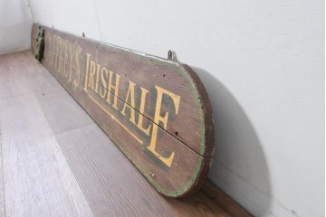 【簡易リペア限定品】　イギリスアンティーク　希少　著名工房作品　英国伝統サインペイント　ホップを描いた立体彫刻入り「Caffrey's IRISH ALE(カフリーズ)」のショップサイン　(R-088205)