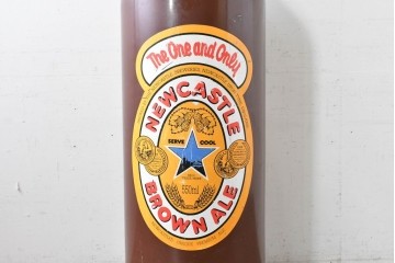 イギリスヴィンテージ　希少!!　Newcastle Brown Ale　大型のビール瓶型ディスプレイオブジェ　(R-088208)