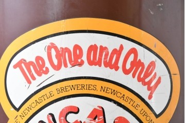 イギリスヴィンテージ　希少!!　Newcastle Brown Ale　大型のビール瓶型ディスプレイオブジェ　(R-088208)