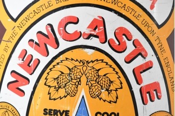 イギリスヴィンテージ　希少!!　Newcastle Brown Ale　大型のビール瓶型ディスプレイオブジェ　(R-088208)
