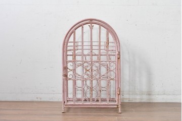 フランスヴィンテージ　アイアン製　淡いピンクカラーとアーチ型のフォルムが可愛らしいボトルラックのオブジェ　※ディスプレイ用　(R-088218)