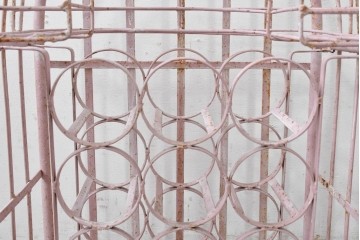 フランスヴィンテージ　アイアン製　淡いピンクカラーとアーチ型のフォルムが可愛らしいボトルラックのオブジェ　※ディスプレイ用　(R-088218)
