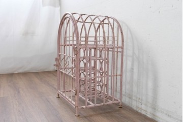 フランスヴィンテージ　アイアン製　淡いピンクカラーとアーチ型のフォルムが可愛らしいボトルラックのオブジェ　※ディスプレイ用　(R-088218)