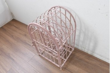フランスヴィンテージ　アイアン製　淡いピンクカラーとアーチ型のフォルムが可愛らしいボトルラックのオブジェ　※ディスプレイ用　(R-088218)