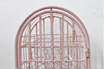 フランスヴィンテージ　アイアン製　淡いピンクカラーとアーチ型のフォルムが可愛らしいボトルラックのオブジェ　※ディスプレイ用　(R-088218)