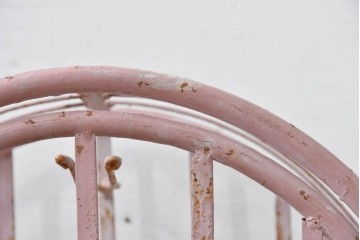 フランスヴィンテージ　アイアン製　淡いピンクカラーとアーチ型のフォルムが可愛らしいボトルラックのオブジェ　※ディスプレイ用　(R-088218)