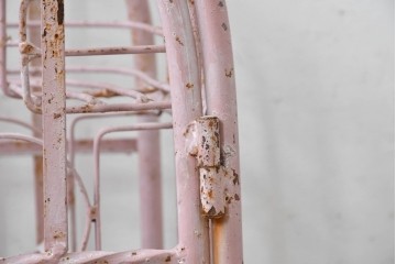 フランスヴィンテージ　アイアン製　淡いピンクカラーとアーチ型のフォルムが可愛らしいボトルラックのオブジェ　※ディスプレイ用　(R-088218)