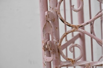 フランスヴィンテージ　アイアン製　淡いピンクカラーとアーチ型のフォルムが可愛らしいボトルラックのオブジェ　※ディスプレイ用　(R-088218)