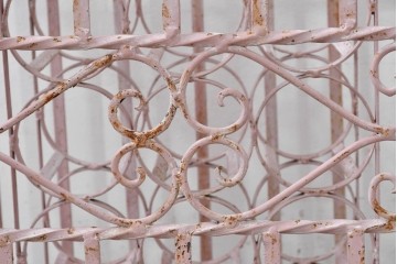 フランスヴィンテージ　アイアン製　淡いピンクカラーとアーチ型のフォルムが可愛らしいボトルラックのオブジェ　※ディスプレイ用　(R-088218)