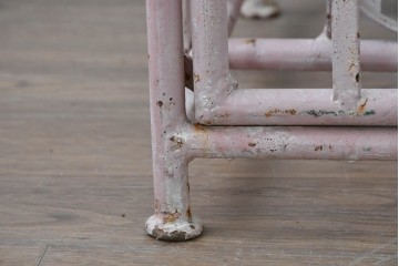 フランスヴィンテージ　アイアン製　淡いピンクカラーとアーチ型のフォルムが可愛らしいボトルラックのオブジェ　※ディスプレイ用　(R-088218)