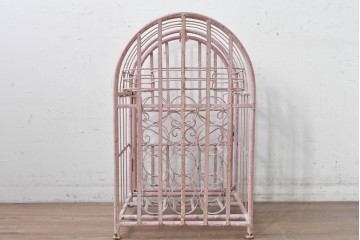 フランスヴィンテージ　アイアン製　淡いピンクカラーとアーチ型のフォルムが可愛らしいボトルラックのオブジェ　※ディスプレイ用　(R-088218)