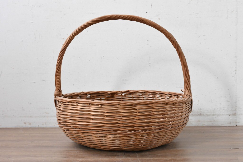 フランスヴィンテージ　直径70cm　特大サイズの取っ手付き籠　(R-088220)