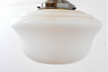 中古　美品　ふっくらとしたフォルムの乳白色ガラスシェードがレトロなシーリングライト　※在庫5点あります　(R-088230)