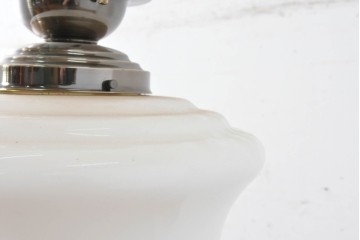 中古　美品　ふっくらとしたフォルムの乳白色ガラスシェードがレトロなシーリングライト　※在庫5点あります　(R-088230)