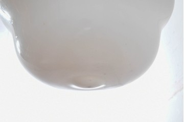 中古　美品　ふっくらとしたフォルムの乳白色ガラスシェードがレトロなシーリングライト　※在庫5点あります　(R-088230)