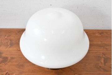 中古　美品　ふっくらとしたフォルムの乳白色ガラスシェードがレトロなシーリングライト　※在庫5点あります　(R-088230)