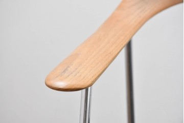 デンマークヴィンテージ　Ansager Mobler(アンサーガー・モブラー)　アッシュ材の背もたれと細身の金属フレームが調和したスタイリッシュなアームチェア4脚セット　(R-088234)