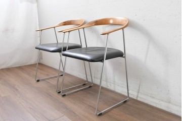 デンマークヴィンテージ　Ansager Mobler(アンサーガー・モブラー)　アッシュ材の背もたれと細身の金属フレームが調和したスタイリッシュなアームチェア2脚セット　(R-088235)