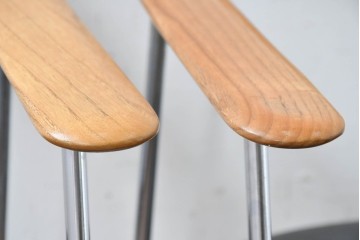 デンマークヴィンテージ　Ansager Mobler(アンサーガー・モブラー)　アッシュ材の背もたれと細身の金属フレームが調和したスタイリッシュなアームチェア2脚セット　(R-088235)