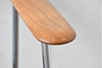 デンマークヴィンテージ　Ansager Mobler(アンサーガー・モブラー)　アッシュ材の背もたれと細身の金属フレームが調和したスタイリッシュなアームチェア2脚セット　(R-088235)