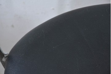 デンマークヴィンテージ　Ansager Mobler(アンサーガー・モブラー)　アッシュ材の背もたれと細身の金属フレームが調和したスタイリッシュなアームチェア2脚セット　(R-088235)