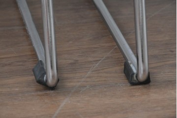 デンマークヴィンテージ　Ansager Mobler(アンサーガー・モブラー)　アッシュ材の背もたれと細身の金属フレームが調和したスタイリッシュなアームチェア2脚セット　(R-088235)