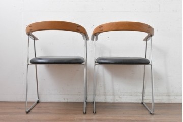 デンマークヴィンテージ　Ansager Mobler(アンサーガー・モブラー)　アッシュ材の背もたれと細身の金属フレームが調和したスタイリッシュなアームチェア2脚セット　(R-088235)
