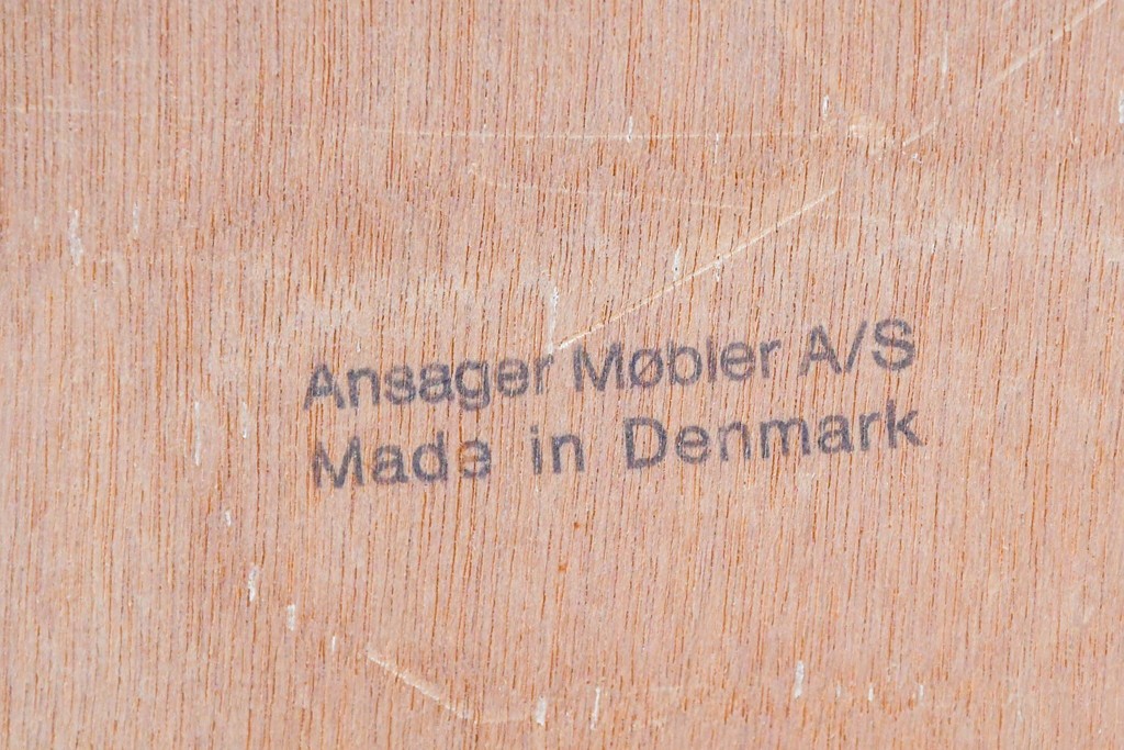 デンマークヴィンテージ　Ansager Mobler(アンサーガー・モブラー)　アッシュ材の背もたれと細身の金属フレームが調和したスタイリッシュなアームチェア2脚セット　(R-088235)