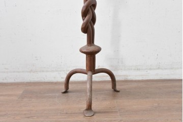 【簡易リペア限定品】　ヴィンテージ雑貨　重厚!!　民芸風　プリミティブなロートアイアンのキャンドルスタンド　(R-088238)