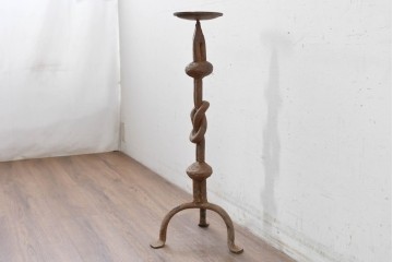 【簡易リペア限定品】　ヴィンテージ雑貨　重厚!!　民芸風　プリミティブなロートアイアンのキャンドルスタンド　(R-088239)