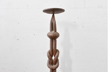 【簡易リペア限定品】　ヴィンテージ雑貨　重厚!!　民芸風　プリミティブなロートアイアンのキャンドルスタンド　(R-088239)