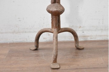 【簡易リペア限定品】　ヴィンテージ雑貨　重厚!!　民芸風　プリミティブなロートアイアンのキャンドルスタンド　(R-088239)