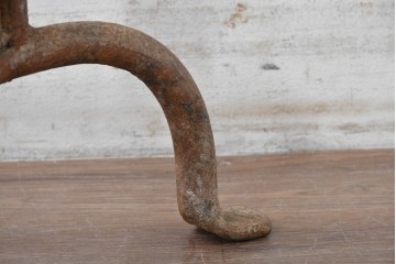 【簡易リペア限定品】　ヴィンテージ雑貨　重厚!!　民芸風　プリミティブなロートアイアンのキャンドルスタンド　(R-088239)