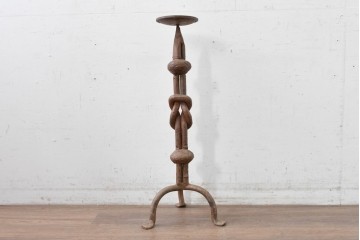 【簡易リペア限定品】　ヴィンテージ雑貨　重厚!!　民芸風　プリミティブなロートアイアンのキャンドルスタンド　(R-088239)