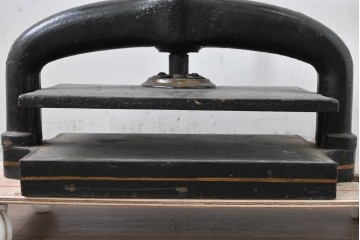 イギリスアンティーク　希少!!　重厚感のあるブックプレス機　※ディスプレイ用　(R-088242)
