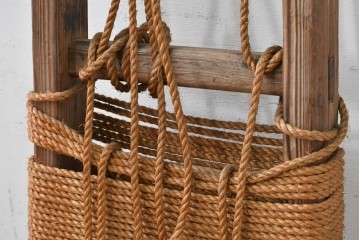 和製アンティーク　木味と縄編みの素朴な背負子(しょいこ)　(R-088247)