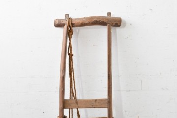 和製アンティーク　縄巻きの素朴な風合いが味わい深い背負子(しょいこ)　(R-088248)