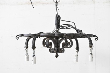 イギリスアンティーク　ロートアイアンの重厚な装飾が目を引く4灯シャンデリア　(R-088249)