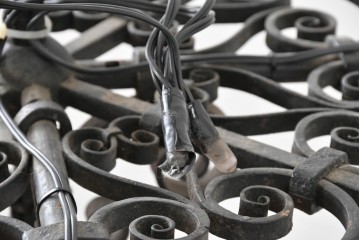 イギリスアンティーク　ロートアイアンの重厚な装飾が目を引く4灯シャンデリア　(R-088249)