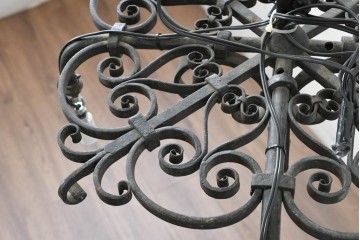 イギリスアンティーク　ロートアイアンの重厚な装飾が目を引く4灯シャンデリア　(R-088249)