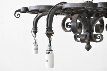 イギリスアンティーク　ロートアイアンの重厚な装飾が目を引く4灯シャンデリア　(R-088249)