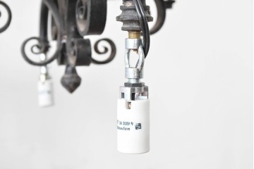 イギリスアンティーク　ロートアイアンの重厚な装飾が目を引く4灯シャンデリア　(R-088249)